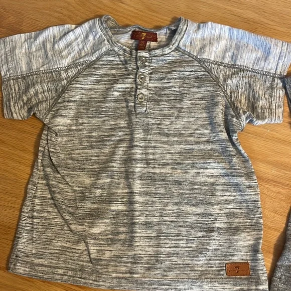 Boys 4 pc lot of basic tees. Trendy everyday styles, size: 3T - Picture 6 of 9